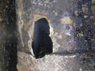 古い井戸の修理・メンテナンス：引き上げたケーシングパイプ：水食によって拡大した孔